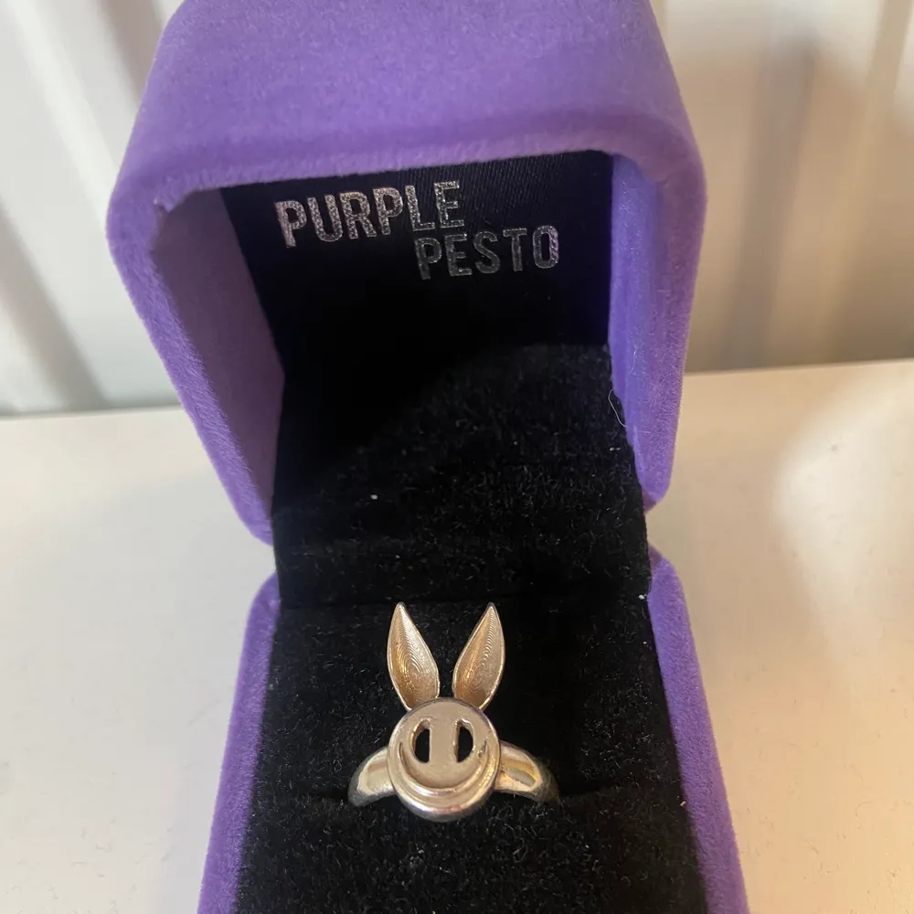 Säljer min purple pesto ring i äkta silver. Superfin ring som är sparsamt använd. Säljer då den inte kommer till så mycket användning längre! Nypris : 1000 kr . Accessoarer.