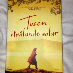 Böcker (tusen strålande solar) - Säljer denna populära bok på booktok. Den är oläst och därav anledningen till att jag längre vill ha den. Boken är inbunden och kostar 40kr.