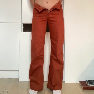 Orange Wide Jeans Strl 34 - Carin Wester Jeans i storlek 34. De är relativt stretchiga så skulle även fungera på någon med strl 36. Så sköna att ha på sig för att vara jeans!! Nypris 599kr
