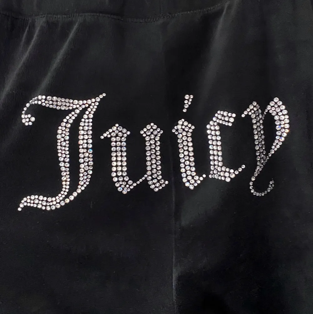 Säljer mina älskade svarta Juicy Couture byxor med stenar. I superbra skick, inga skavanker och stenarna sitter som dom ska. Använda fåtal gånger, skickar även med den lilla broschyren från J.C till den som köper 🤍 Hör av dig vid frågor/för fler bilder! 🖤 . Jeans & Byxor.