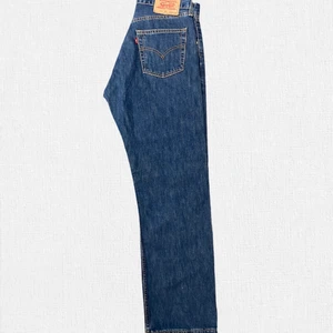 Levi’s 590 (w32 l32) - Ett par straight fit blå Levi’s denim med en fint wash.