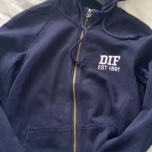 Djurgården hoodie💕💕💕 - Säljer min dif tröja💕 knappt använd. Tror original priset ligger runt 800kr, säljer den för 400💕
