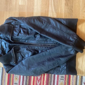 läder jacka - skit cool läder jacka älskar as mke och e as kattig!! det är köpt av min morsa när hon va ung