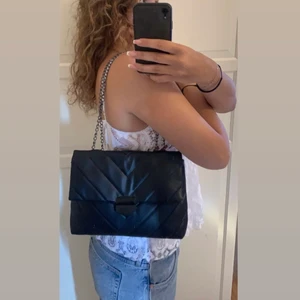 Väska  - Svart väska från SHEIN som är helt oaänvänd!                                GRATIS FRAKT❤️
