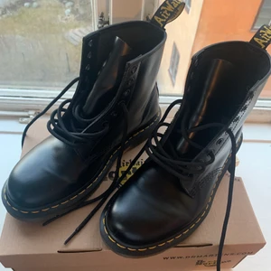 Dr martens 1460 nya - Nya dr martens 1460 storlek 40 med original kartong 