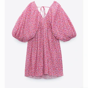 SÖKER!!! - Söker denna klänning från zara, SNÄLLA skriv om du har och kan tänka sälja. Betalar bra!💕💕💖