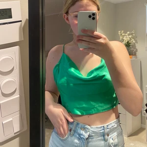 topp - grön topp ifrån zara som bara är använd en gång💚 den är lite grönare i verkligheten 