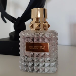 Valentino Donna parfym- 50ml - Valentino Donna parfym (edp) 50ml. Använt den litegrann som man kan se på bilden. Säljer den då jag har för många parfymer.🌸💗