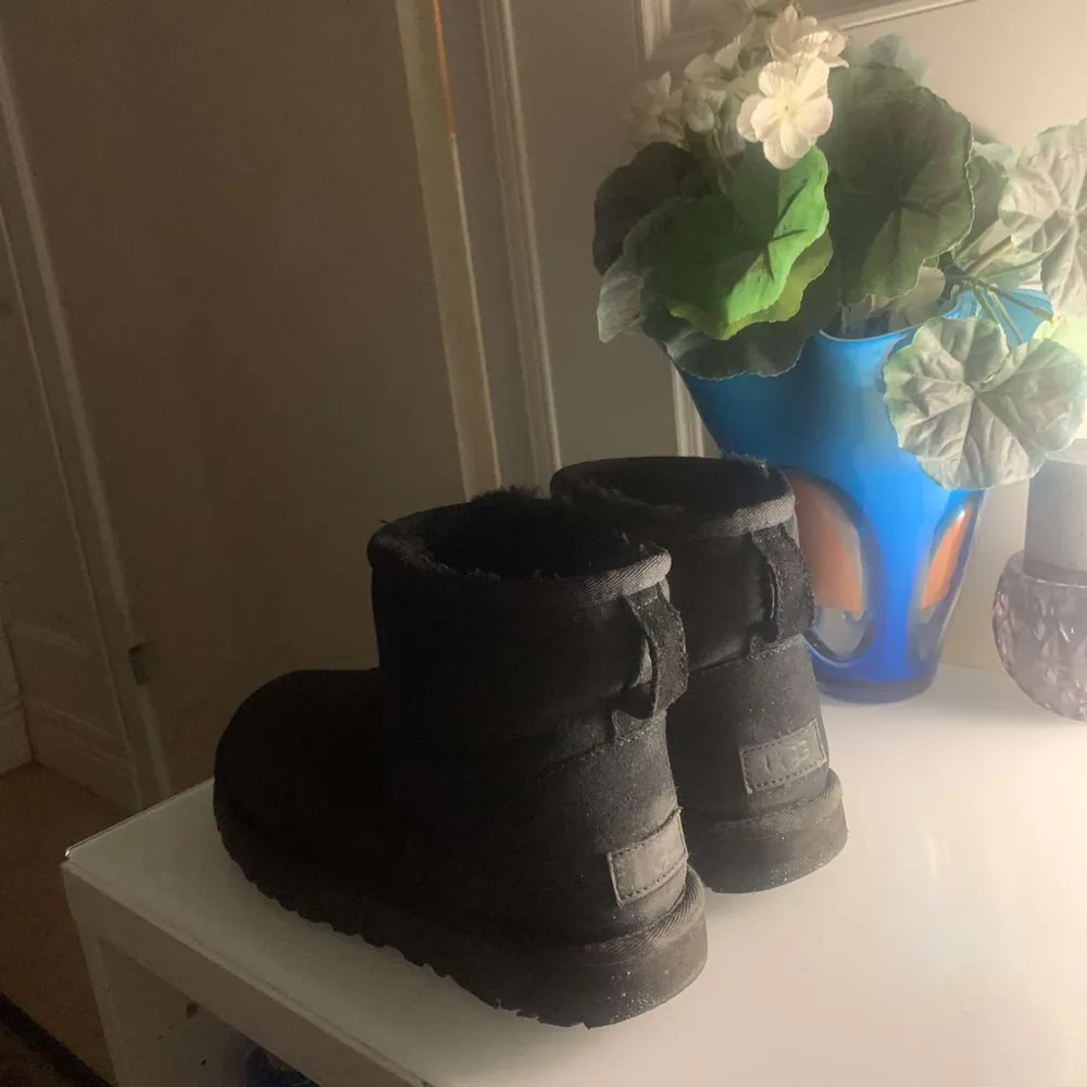 Min lillasyster använder inte de längre så tänkte sälja de, vi kan även diskutera mer om priset om man tycker de för mycket . Kengät.