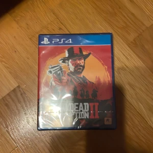 Red dead redemption 2 - Jag säljer min oöppnad red dead reademption 2, som jag fick med i mitt gamla ps4, spelet går att sänka vid en snabb affär. Somsagt den är helt oöppnad och den går på ps4 store för 609kr 
