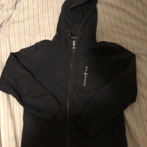 Sail racing zip-hoodie - Skicket är i gott skick. Storlek 164cm. Blå färg. 