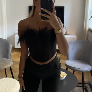 Festtopp  - Top med fjädrar från zara, xs