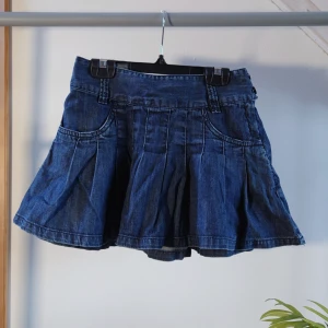 Mini jeans kjol - Jättefin jeans kjol som tyvärr inte passar på mig, knappt använd och väldigt bra skick💚  storlek: 146 men passar xxs-xs