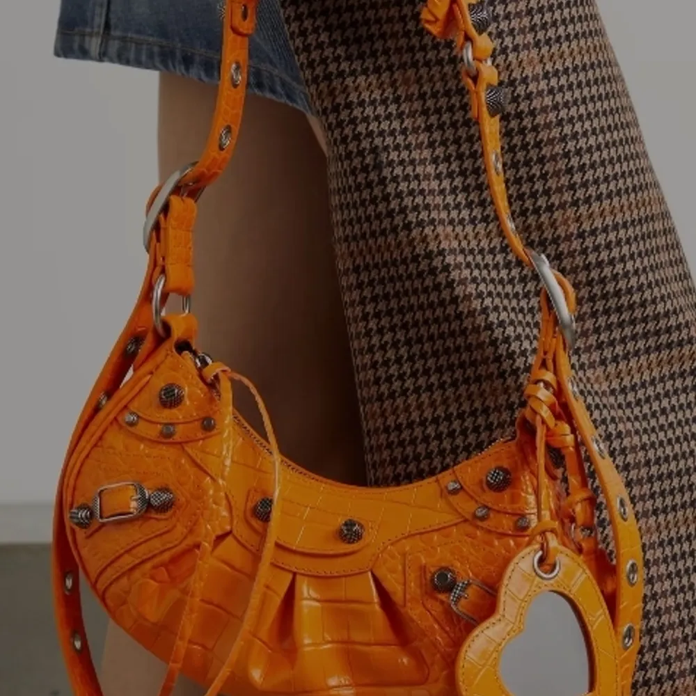 Orange väska dragkedja plånbok som hänger fast likaså spegel. Den har många vackra detaljer i handtaget har en svart och använder bara den. Den som köper väskan för förtur till köp av prada size 37-38 nypris 32 000 på dem.. Väskor.