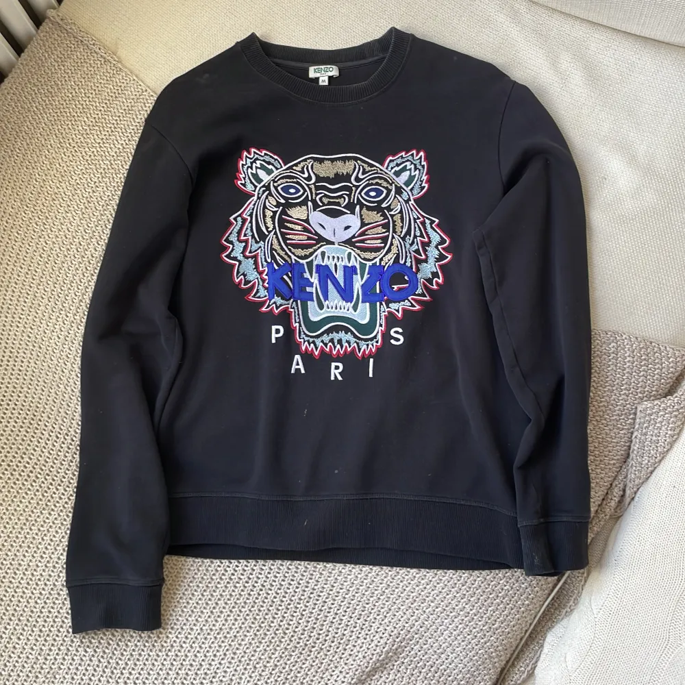 Sweatshirt från Kenzo Paris med signaturenlejonbrodyren. . Tröjor & Koftor.