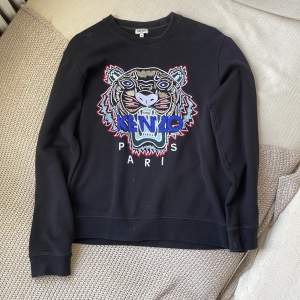 Sweatshirt från Kenzo Paris med signaturenlejonbrodyren. 