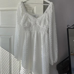 Vit studentklänning  - Säljer min fina studentklänning som endast är använd 1 gång på min mottagning. Helt nytt skick! Kan absolut skicka fler bilder. ⭐️Nypris 499kr. Storlek 36 men är stretchig så passar 36/38🤍Märke: NA-KD 