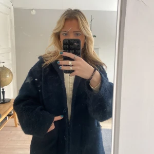 Mörkblå kappa  - Jättefin mörkblå kort kappa ! 🫶