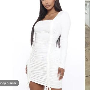 Fashion Nova dress - Vit Klänning från fashion Nova i strl S men passar även XS. Det finns band på klänningen så att man kan justera den till sin egna kropp. Använd 1 gång bara! 