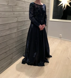 Balklänning aldrig använd - Strlk 38 med lappar kvar. Aldrig använd, köptes till bal som aldrig blev av pga corona och nu för stor storlek. Köpt för ca 2500.