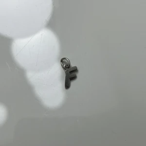 Berlocker - Fina berlocker i silver och bokstaven F och/eller J från ur&penn som ej används längre. Säljer för 40kr/st eller 75kr för båda. Köparen står för frakten och priser kan alltid diskuteras! 