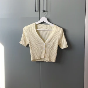 Gul topp - Gul söt topp från shein, perfekt till sommaren. Knappar i mitten som man kan välja om man vill knäppa eller ej. Står ej stl men skulle säga S, passar mm och xs också