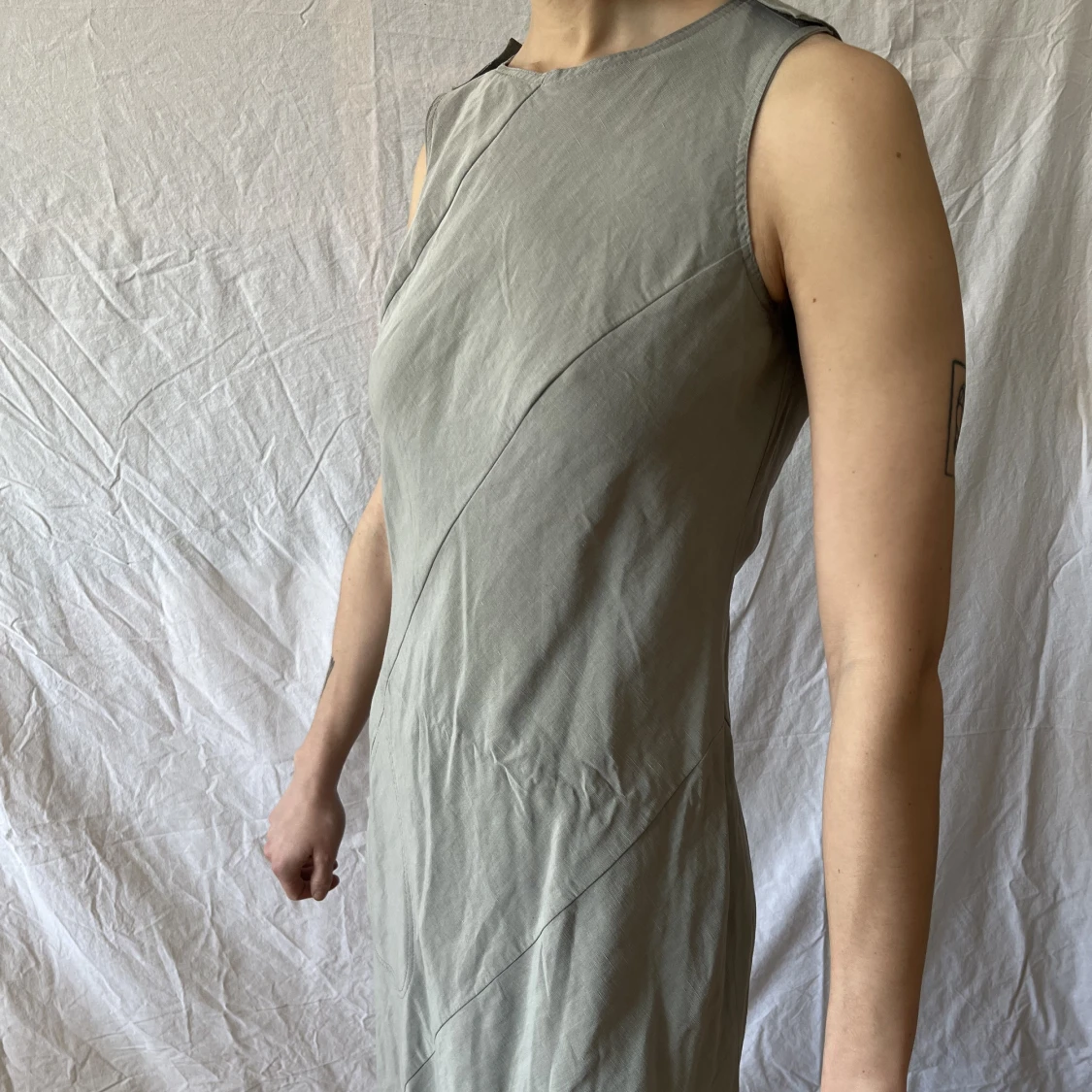 Grå asymmetrisk klänning - 91