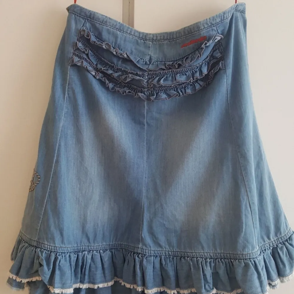 Odd Molly jeans omlottkjol i Storl 2 ( M ) jättefin kjol som passar till det mesta :)) Det finns volanger och dragkedja på sidan. Mått I midjan ca 88 cm. Längd på baksidan 60 cm. . Kjolar.