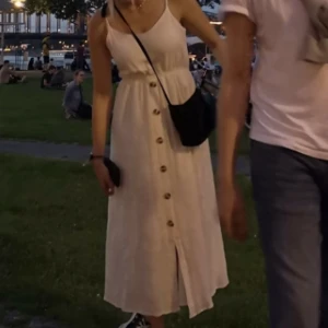 Vit sommarklänning - Vit sommarklänning med knytning i ryggen 