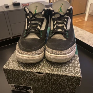 Air Jordan 3  - Fräscha Jordan 3 i väldigt bra skick använt dem ungefär 4 gånger köpta på SNKRS appen 