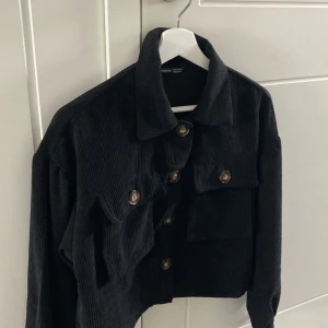 Jacka - Perfekt vårjacka i manchester-material. Kroppad och oversized i modellen! I XS men passar mig som är S. Skriv vid intresse💖💓💗