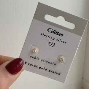 Små örhängen 18k guld pläterade  - Örhängen som jag har dubbletter av! Älskar dessa små, eleganta örhängen och brukar använda ofta! Nypris 129kr, mitt pris 50kr, för fler bilder kom privat!💕