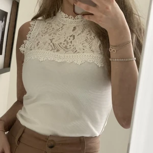 Elegant topp - Fin topp, kommer inte till användning, nyskick. Knappar på ryggen och sitter tight 