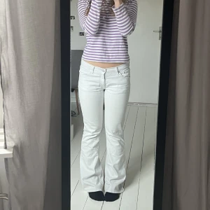 Levis jeans  - Fina Lågmidjade Levis jeans i bra skick. Storlek W30/L32, men passar mig med storlek S. 360kr.
