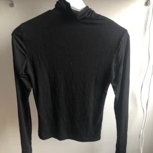 Polotröja  - Polotröja från ONLY säljer pga av att den inte kommer till användning 