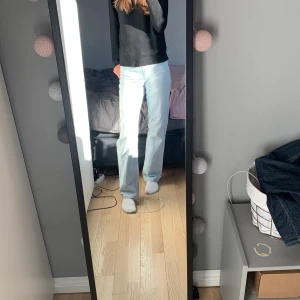 Weekday jeans storlek w24 l32 - Säljer de här ljusblåa jeansen från weekday då de inte kommer till användning, köpta denna sommar. 150 + frakt💖