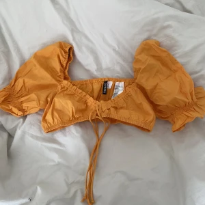 Toppar - Den oranga tröjan är från hm och den vita är från ett franskt märke. Säljer båda tillsammans, går även att blanda med andra toppar som jag säljer.