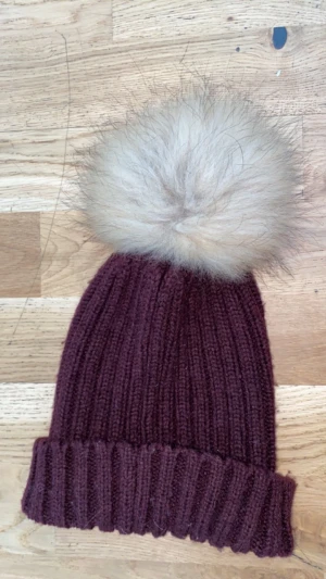 Rock and blue Mössa  - Denna fina mössa har inte alls andvänts, färgern är jättefin och mössan är äkta. Jätte bra material och skyddar väl om vintern och hösten. Mössan köptes för 499 och säljs för 199 kr.  Hör av dig vid intresse. 