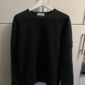 Stone Island Sweatshirt - Sweatshirt från Stone Island i okej skick, Storlek L