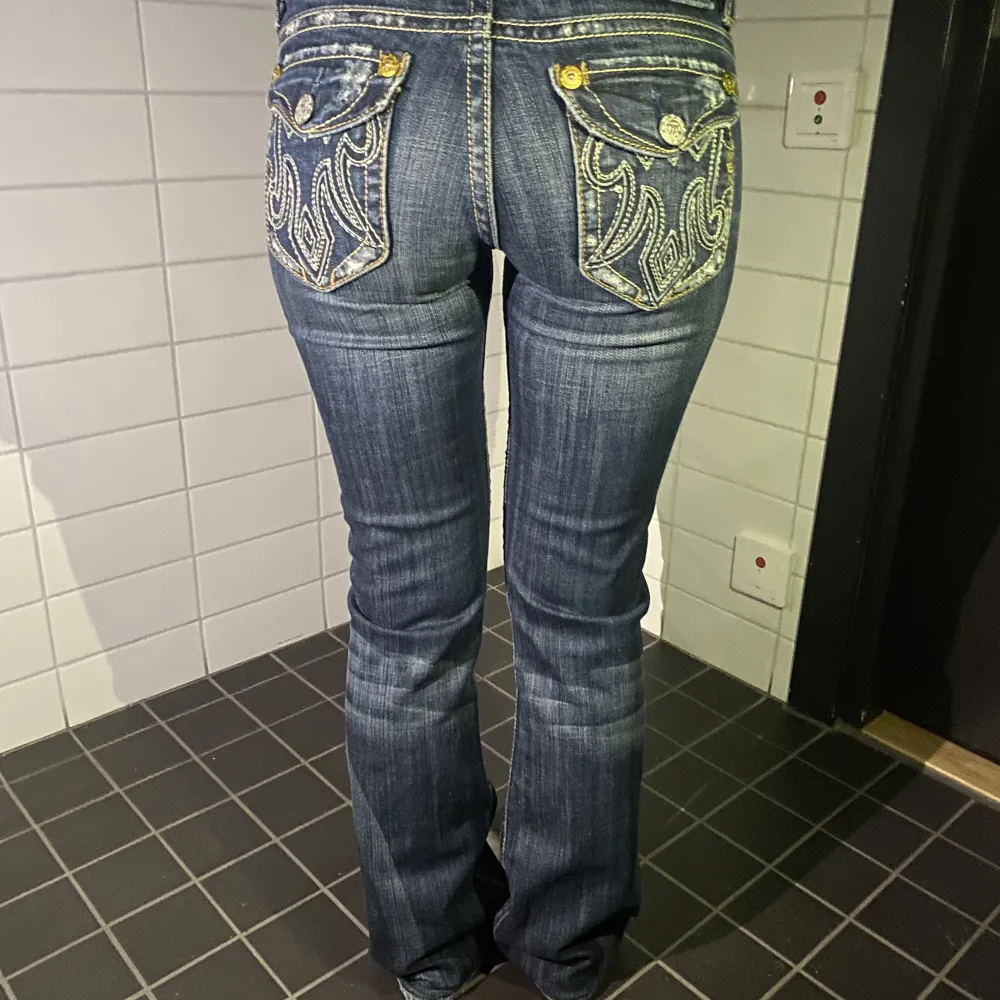 Säljer dessa skitsnygga lågmidjade bootcut jeans från mek denim! De har jättesnygga bakfickor med coola detaljer. Innerbenslängd: 75cm midjemått: 80cm. Skriv vid frågor eller om du vill ha fler bilder💗pris kan diskuteras🫶. Jeans & Byxor.