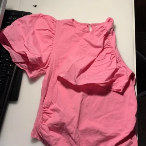 Zara blus - En rosa zara blus med jätte fina puff ärmar, har knappt användigts och är i jätte bra skick