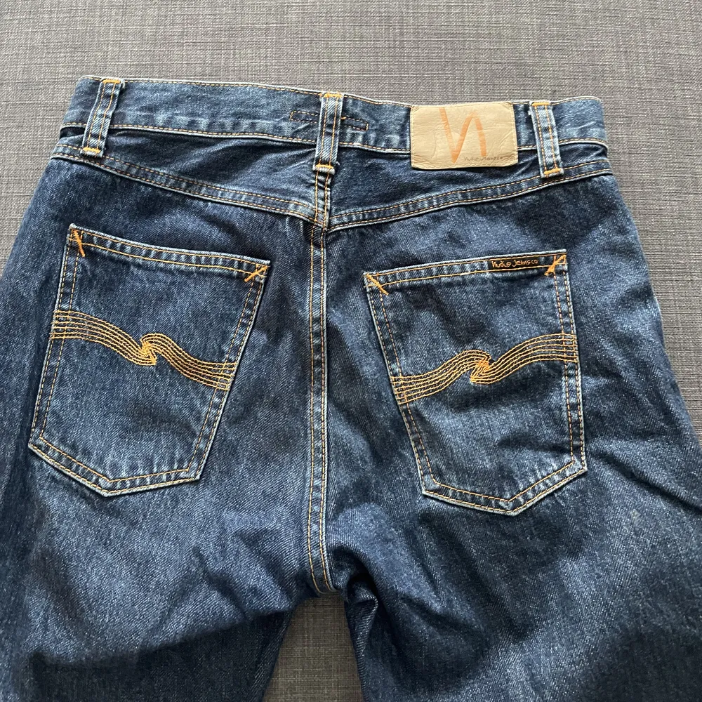 Ett par feta nudie jeans i bra skick. Kom privat för frågor Nypris 1200 Modell: gritty Jackson, dark space.  Sök upp modellen för att se passform osv.. Jeans & Byxor.