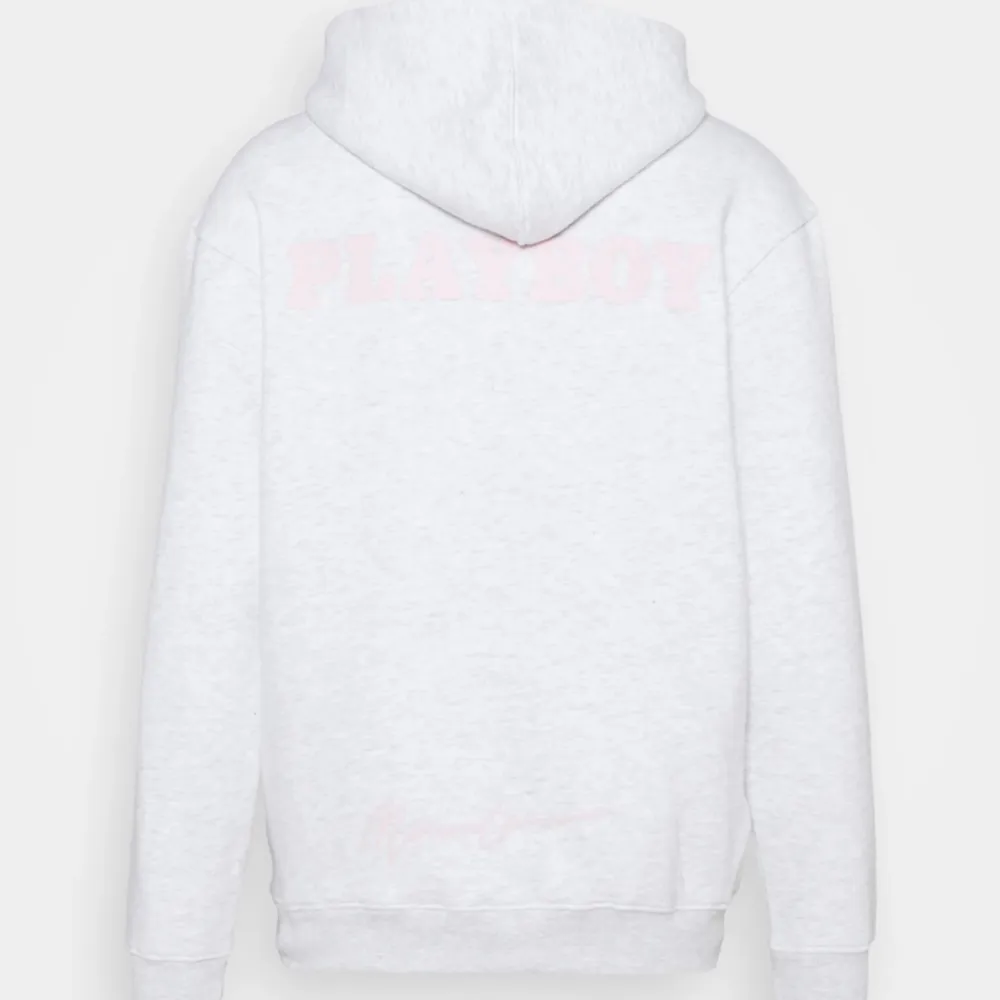 Grå och ljusrosa Playboy hoodie med tryck på ryggen. Slutsåld. Använd fåtal gånger ( skriv för bättre bilder ) pris går att diskutera . Hoodies.