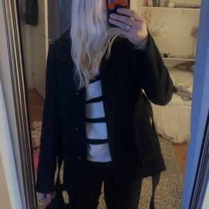 kappa - fin svart kappa perfekt till våren👌🏻💗 superfint skick, har inte använt den en enda gång!!