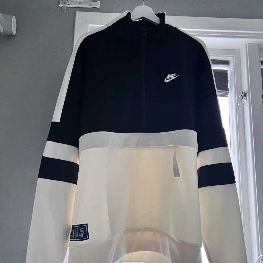 Säljer denna tröja från Nike använd Max 6 gånger. Är i storlek XL skulle säga att den är sann i storlek. Nypris ca 700 säljer för 450 inklusive frakt. . Hoodies.