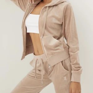 Juicy Couture hoodie - Tröja från Juicy Couture. Använt bilder från hemsida men kan skicka fler i PM om så önskas. Säljer pga kommer inte till användning längre.