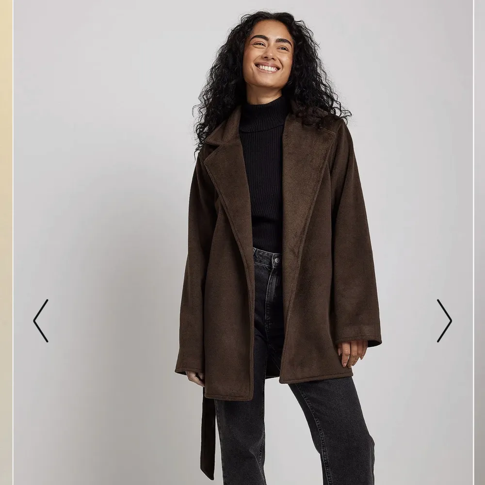Jag säljer nu denna kappa från Nakd ( Ida Carlssons kollektion ) som inte kommer till användning. Jätte fin brun kappa som är bekväm och stilren. Den är som ny, använd endast 1 gång varsamt. Köparen står för frakt. Jag står inte för postens slarv.💕💕. Jackor.