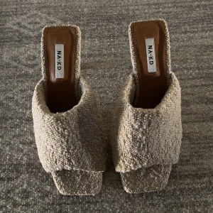 Klackar i Frotté  - Säljer dessa sjukt snygga beige klackar i frotté, väldigt bekväma!har aldrig använt dem och jag har strl 37 vanligtvis i skor men dessa är i strl 38, så dem passar om man har 37/38💓