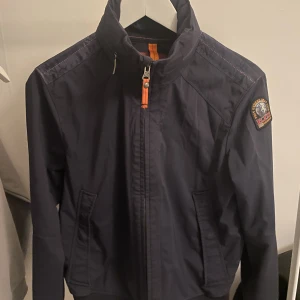 Parajumper Soft Shell Jacket - Hej! Är du ute efter en parajumper jacka som sticker ut från mängden så säljer jag min stiliga parajumper jacka/vindjacka!  Jackan är i fint skick och är storlek s men passar även M om man vill att den sitter formligt!