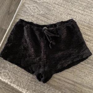 Virkade shorts - Säljer dessa snygga virkade shorts, använt ett par få gånger och dem passar perfekt till exempelvis stranden!💕